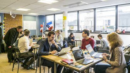 Voluntários nos escritórios de campanha de Macron em Paris.