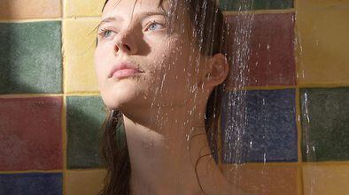 A protagonista de 'The Summer of Sangailė' aproveita o banho para pensar.