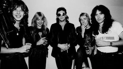 O Iron Maiden antes de um show em Illinois, Estados Unidos, em 26 de junho de 1981. Da esquerda para a direita, Clive Burr (bateria), Dave Murray (guitarra), Paul Di’Anno (voz), Adrian Smith (guitarra) e Steve Harris (baixo).