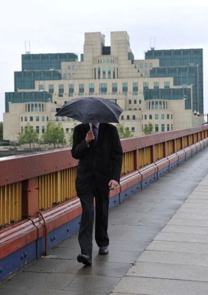 Homem caminha junto à sede do MI6 em Londres.