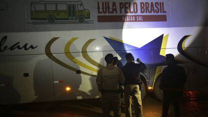 Polícia realiza perícia em um dos ônibus da caravana de Lula atingidos por tiros.