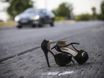Sapatos de uma prostituta na região de Marconi, em Madri.