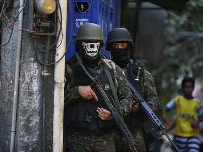 Militares participam de operação na favela da Rocinha. 