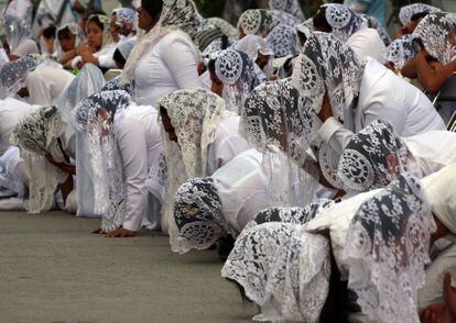 Mulheres da congregação participam da celebração da santa ceia.