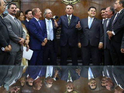 Bolsonaro fala no Congresso Nacional durante o anúncio das reformas econômicas ao lado do ministro Paulo Guedes. 