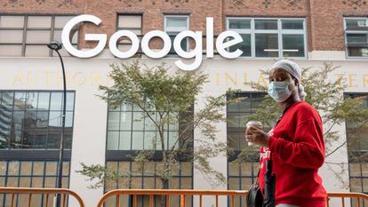 Moça passa diante dos escritórios do Google em Nova York (EUA) em setembro.