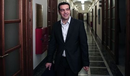Tsipras chega para a reunião ministerial de sábado em Atenas.