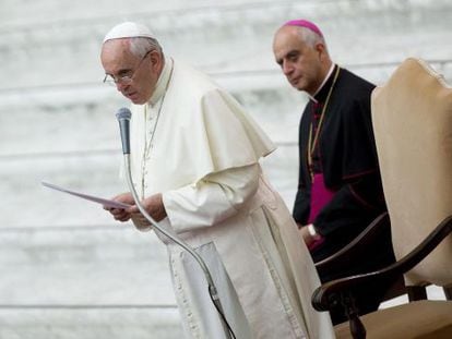 O papa Francisco, na praça de São Pedro, ao lado do presidente do Pontifício Conselho para a Nova Evangelização, o arcebispo Rino Fisichella.