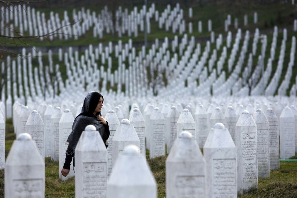 Uma mulher caminha pelo memorial aos mortos de Srebrenica, em Potocari.