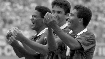 Mazinho, Bebeto e Romário comemoram gol no Mundial dos Estados Unidos, em 1994, com o gesto de ninar um bebê, dedicado ao filho de Bebeto.