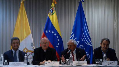Os mediadores da mesa pelo diálogo na Venezuela, durante uma coletiva de imprensa.