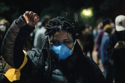 Amaralis Costa, de 28 anos, participa de protesto contra o racismo em São Paulo.