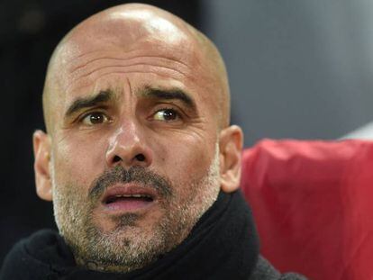 Pep Guardiola no banco em Liverpool 3 x 0 Manchester City.