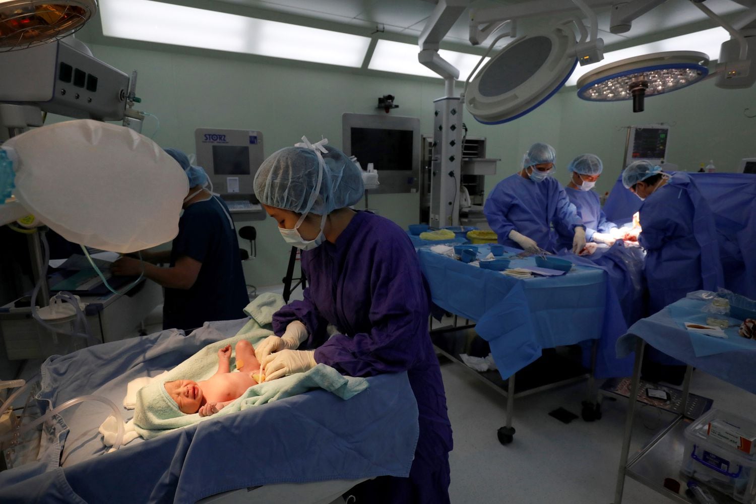 Enfermeira atende recém-nascido em hospital de Hanói (Vietnã), em 1º de abril.