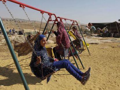 Crianças palestinas brincam em Susya na terça-feira.
