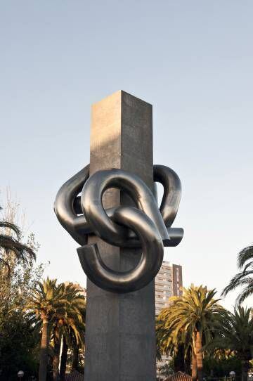 María de la Cinta Rullo sempre se lembra de sua filha Marina, que se matou com 24 anos, ao ver esta escultura em Huelva