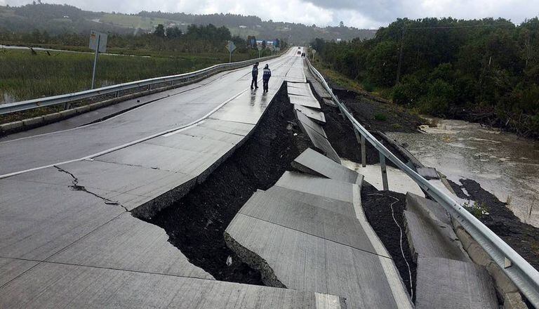Estrada danificada pelo terremoto em Tarahuin (Chile).
