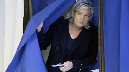 A l&iacute;der da Frente Nacional, Marine Le Pen, vota.