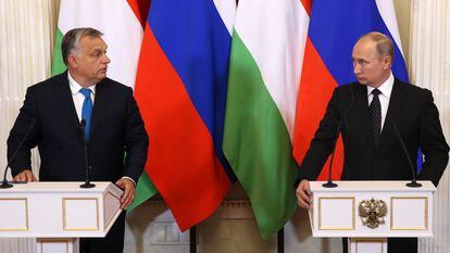 O primeiro-ministro húngaro, Viktor Orbán, e o presidente da Rússia, Vladimir Putin, no Kremlin, em 2018.
