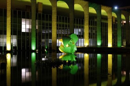 O Palácio do Itamaraty no dia 27 de abril, iluminado com as cores da bandeira brasileira em referência às Olimpíadas no Rio.
