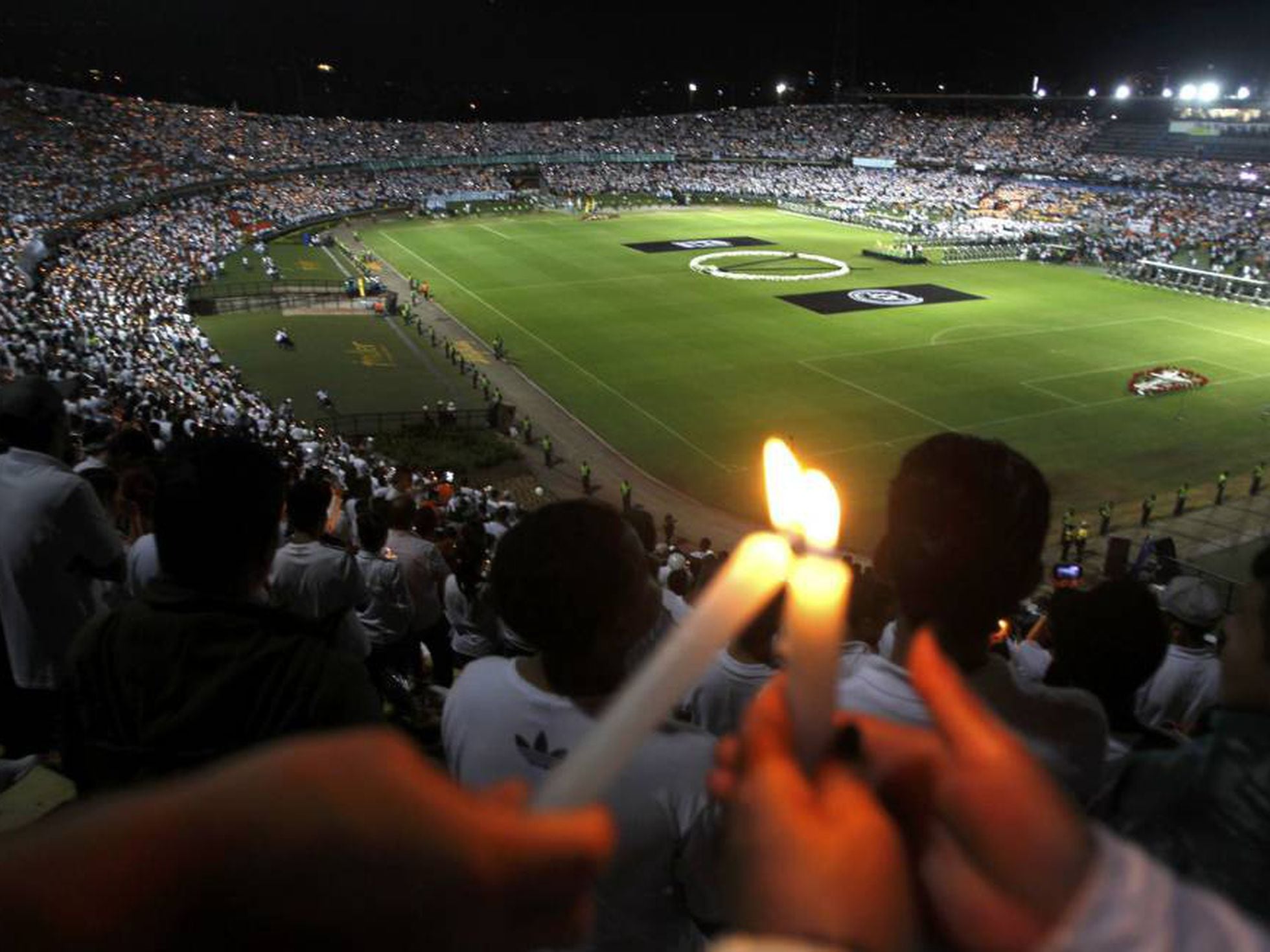 Brasil vence a Colômbia em amistoso com homenagens à Chapecoense