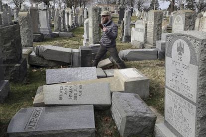 Cerca de 100 lápides foram atacadas no cemitério judaico de Mount Carmel, em Filadélfia.