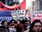 Mulheres nas ruas durante o movimento #EleNão.