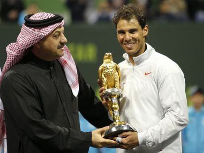 Nadal recebe o troféu de campeão em Doha.