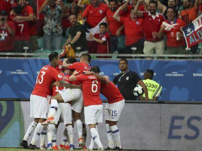 Chilenos comemoram o gol da vitória, de Alexis Sánchez.