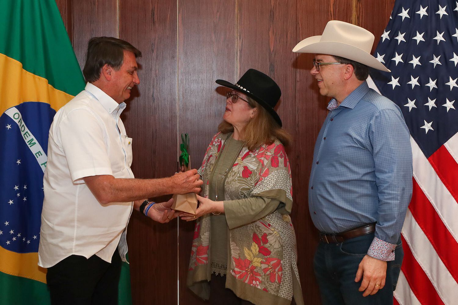 Bolsonaro com embaixador dos EUA no Brasil, Todd Chapman, e sua mulher, Janetta, no dia 4 de julho.