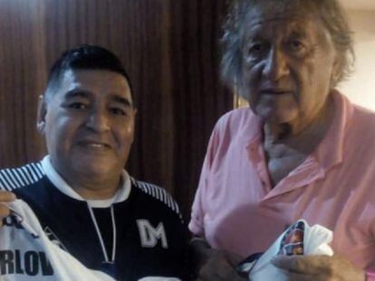 Diego Maradona e Trinche Carlovich, durante um encontro em Rosario, em fevereiro.