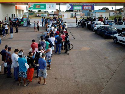 Posto em Luziania lotado nesta sexta.