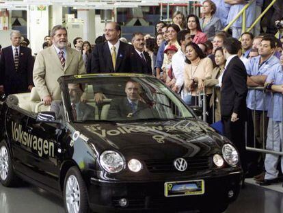 Lula visita uma f&aacute;brica da Volkswagen, em mar&ccedil;o de 2003.