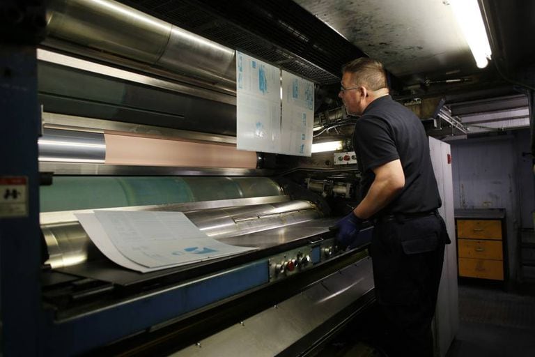 Funcionário da rotativa do El País, colocando as pranchas em 15 de dezembro.