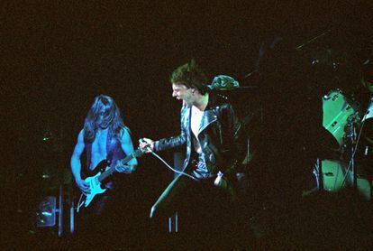 Dave Murray e Paul Di’Anno em uma apresentação com o Iron Maiden no Hammersmith Odeon, em Londres, em 14 de março de 1980.
