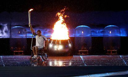 Clodoaldo Silva acende a pira olímpica.