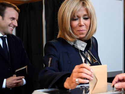 Brigitte Trogneux, mulher de Emmanuel Macron, deposita seu voto no colégio de Lhe Touquet, neste domingo.