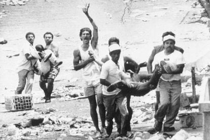 Cidadãos carregam cadáveres durante a revolta de 1989, em Caracas.