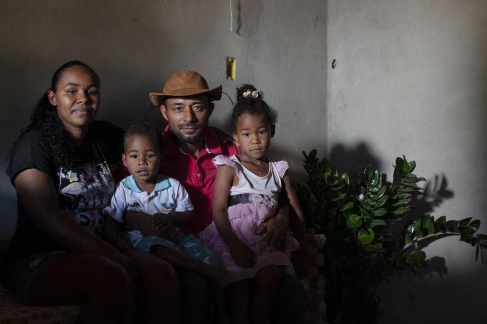 Jossone Lopes Leite e sua esposa, Diuvanice, com seus filhos em frente a sua casa. Sua comunidade litiga faz anos com uma empresa agrícola pela posse das terras que habitam faz gerações.