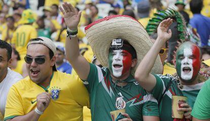 Torcedores do Brasil e do México horas antes da partida.