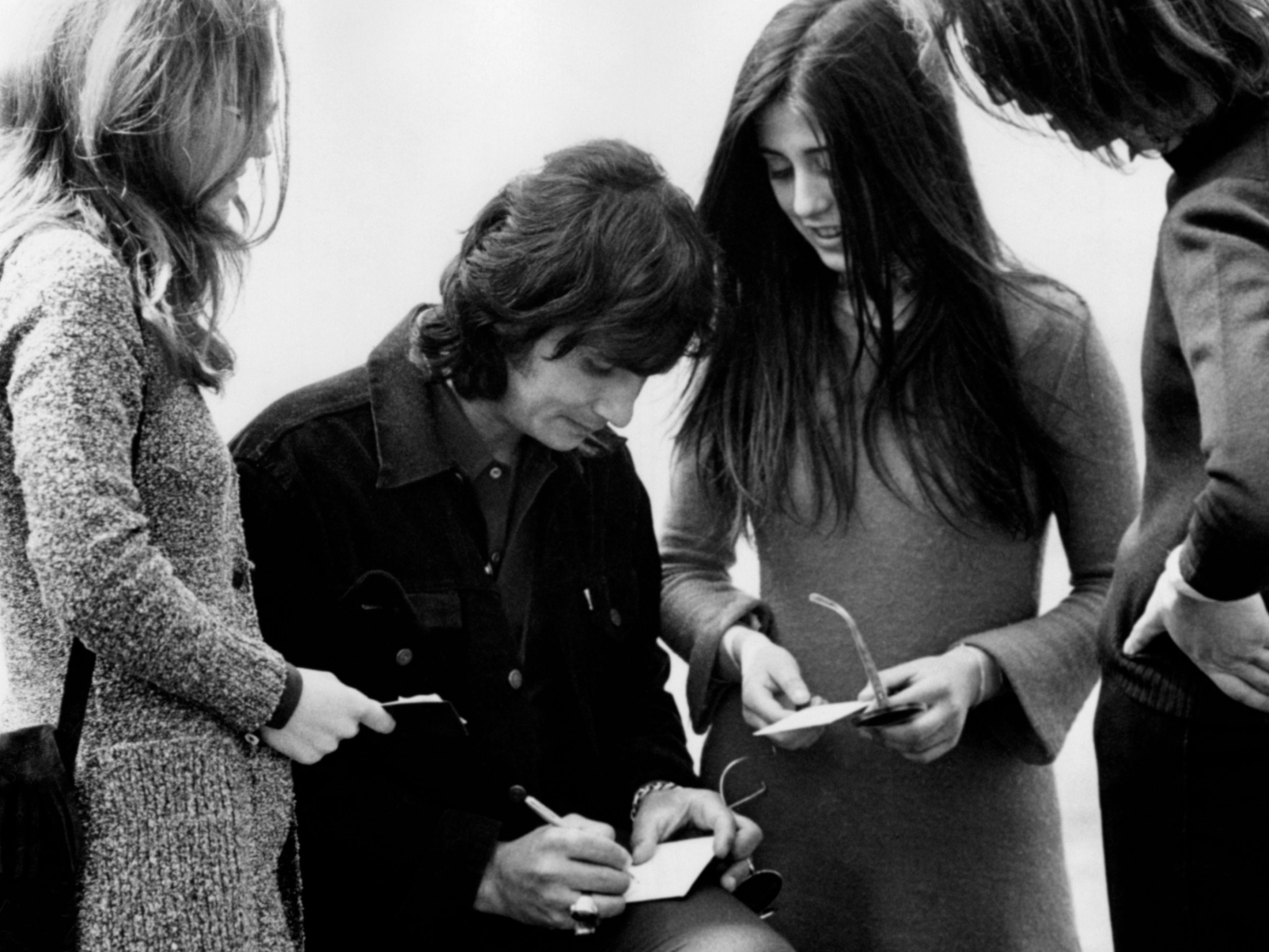 O cantor concede autógrafos em Milão, na Itália, em 1971.