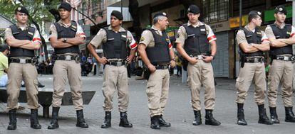 Policiais custodiam as ruas do Brasil durante uma manifestação contra a Copa.