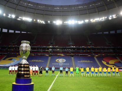 O troféu da Copa América durante a partida inaugural entre Brasil e Venezuela.