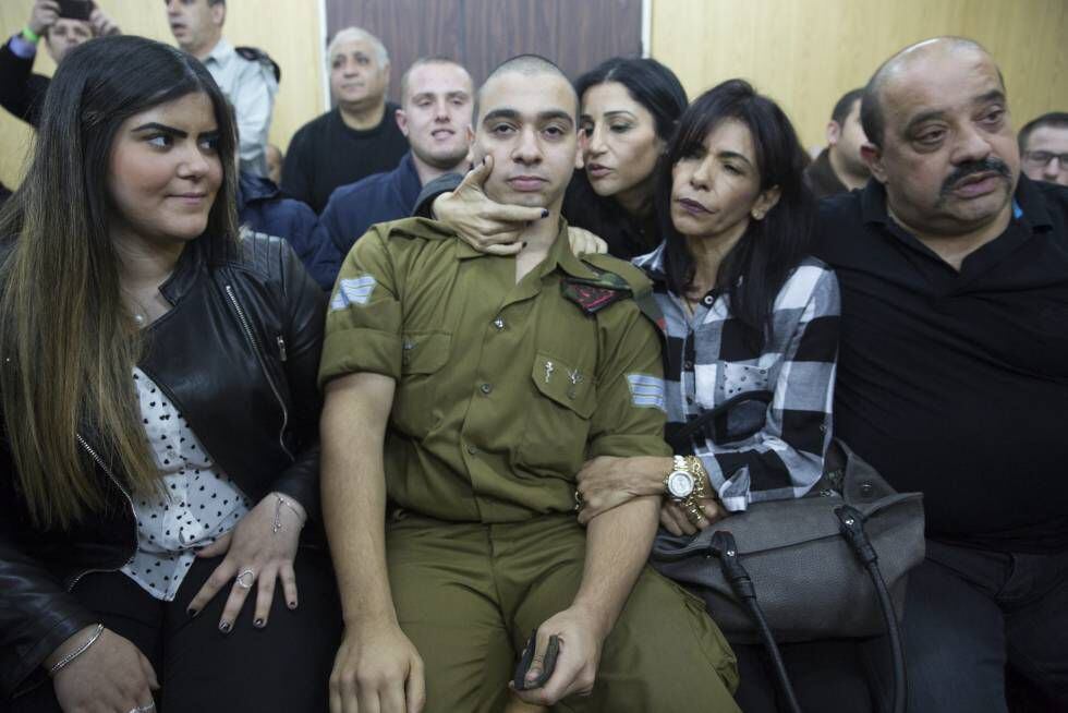 No tribunal militar em Tel Aviv, Israel, em 4 de janeiro de 2017, o soldado israelense Azaria Elor espera com a família a leitura da sentença durante o seu julgamento por atirar e matar um atacante palestino reduzido e imobilizado