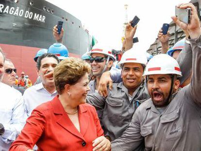 Dilma Rousseff e oper&aacute;rios batizam petroleiro nesta segunda.