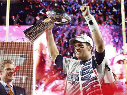Brady, quarterback dos Patriots, ergue o troféu Vince Lombardi.