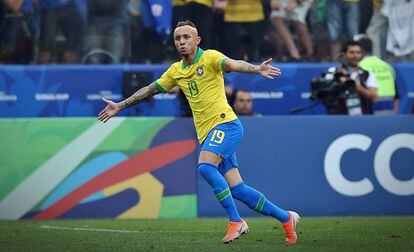 Everton comemora o terceiro gol do Brasil diante do Peru, na Arena Corinthians.