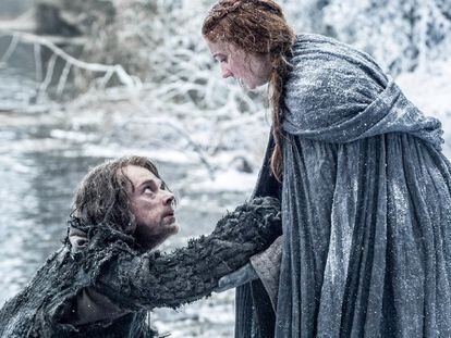 Alfie Allen, Theon na série, e Sophie Turner, Sansa Stark, em imagem da próxima temporada de Game of Thrones.