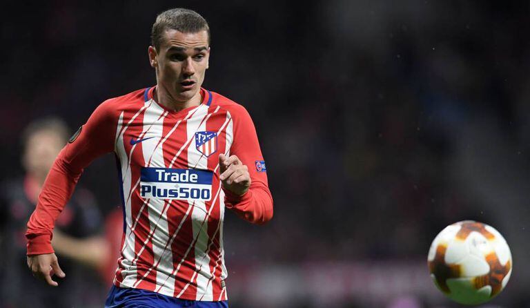 Griezmann olha para a bola durante a semifinal, vencida contra o Arsenal.