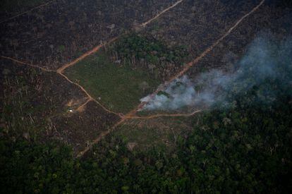 Vista aérea de um incêndio ilegal na floresta em Lábrea, Estado do Amazonas, em 15 de setembro de 2021.